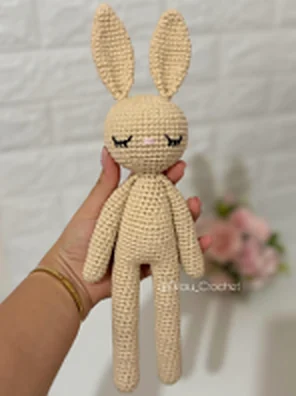 Conejita beige de orejas largas