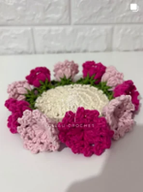 Corona de flores tejidas