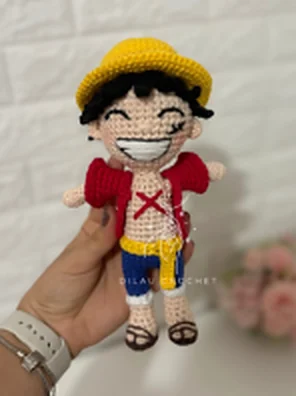 Amigurumi de Luffy de One Piece con sombrero de paja