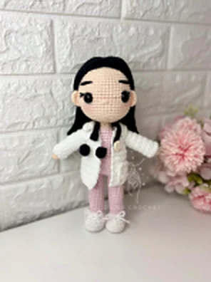 Muñequita retrato con bata blanca