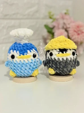 Pingüinos azul y gris con gorritos