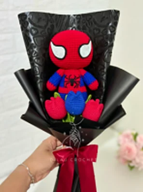 Ramo negro con amigurumi de Spider-Man y rosa roja