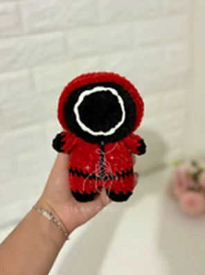Amigurumi del guardia rojo de Squid Game