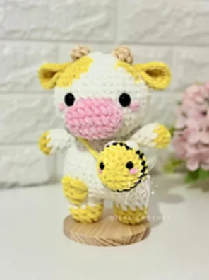 Vaca amarilla con abejita tejida
